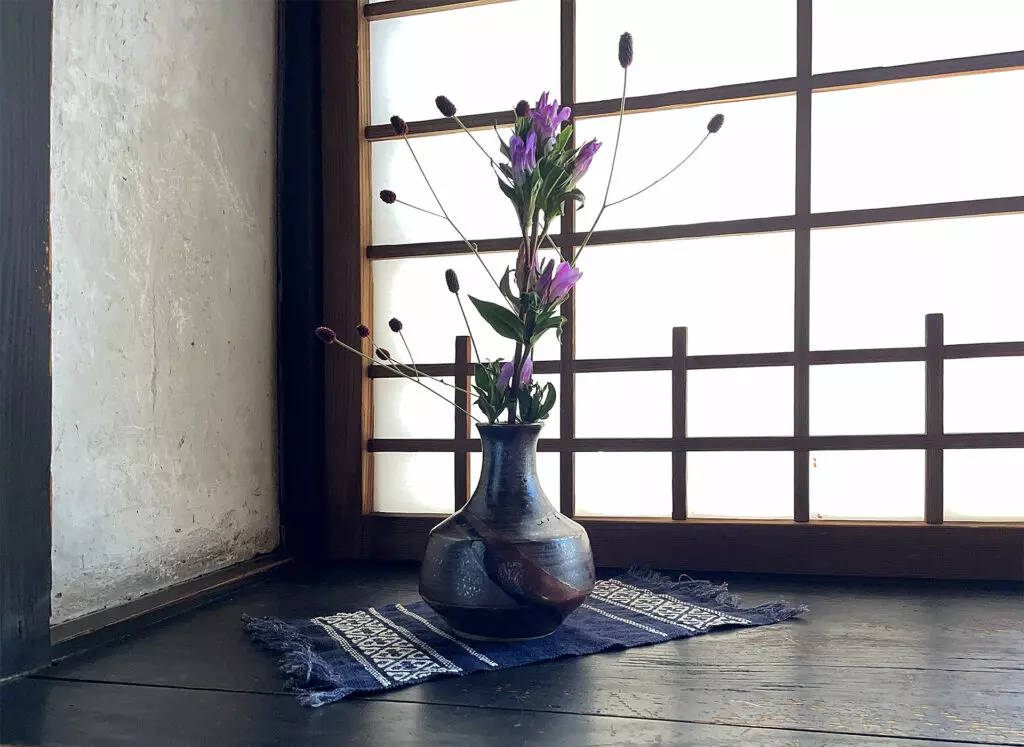 KAWAI KANJIRO'S HOUSE　Flowers by the window