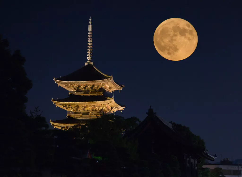The Moon in Japanese Culture: Traditions, Legends, and Landmarks
