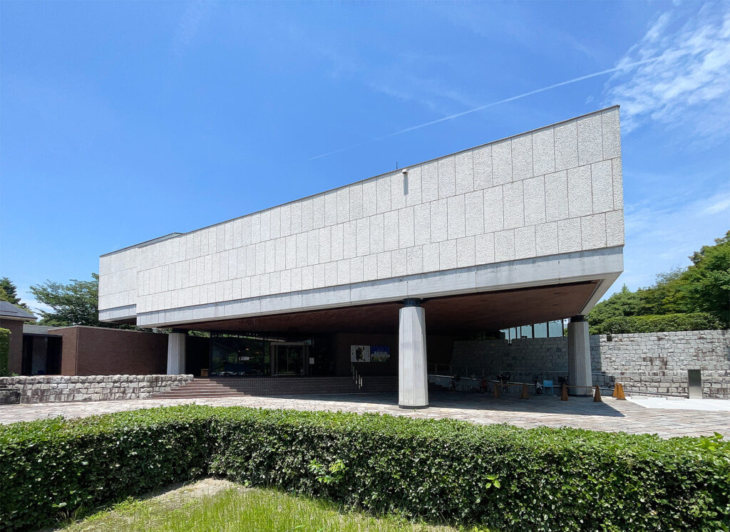 Sen-Oku Hakuko Kan facade