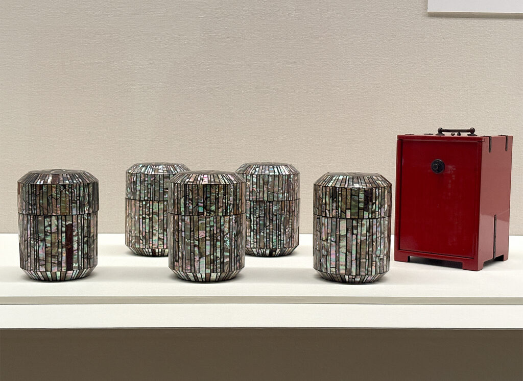 KURODA, Tatsuaki Lacquerware Serving Set for Kuzukiri with Mother-ofPearl Inlay / Food Carrier Box