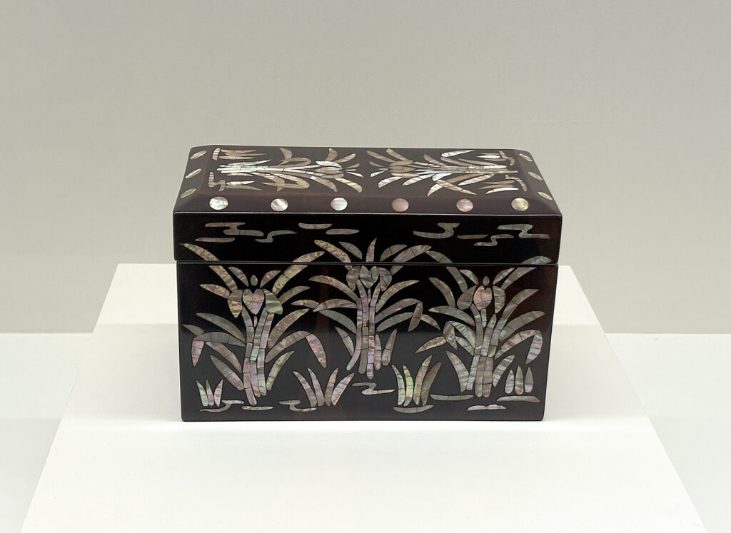 KURODA, Tatsuaki Hand Box with Mother-ofPearl and Inlaid Iris Design