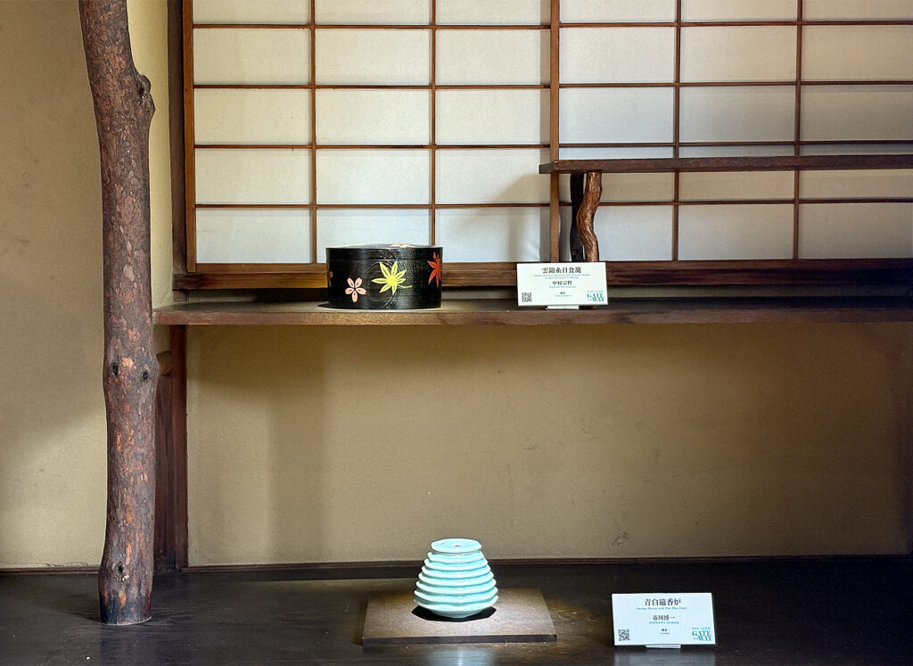 Upper: Cloud Brocade Lacquered Food Box by Sotetsu Nakamura
Lower: Blue-White Porcelain Incense Burner by Hirokazu Ichikawa