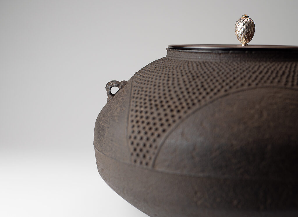 Tea Ceremony Iron Kettle (Chagama), “Arareshippo-mon Koma-gata Kama”
By Shoju Kawata