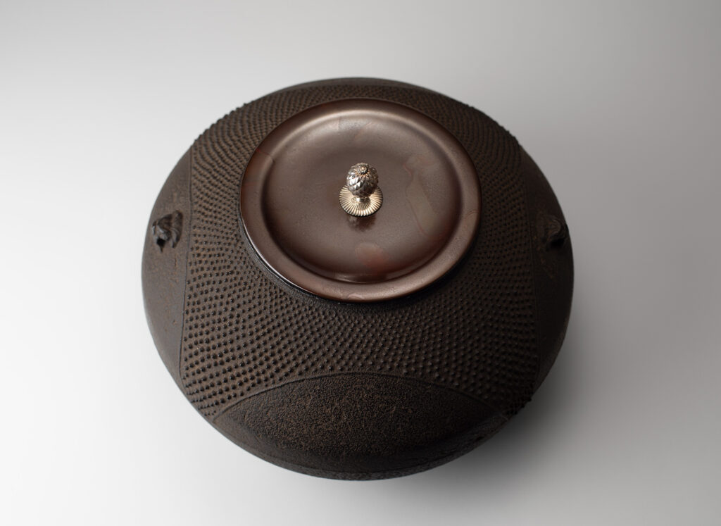 Tea Ceremony Iron Kettle (Chagama), “Arareshippo-mon Koma-gata Kama”
By Shoju Kawata