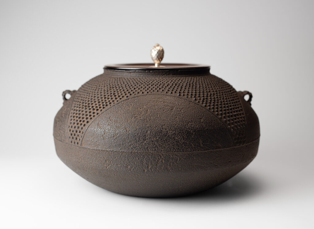 Tea Ceremony Iron Kettle (Chagama), “Arareshippo-mon Koma-gata Kama”
By Shoju Kawata