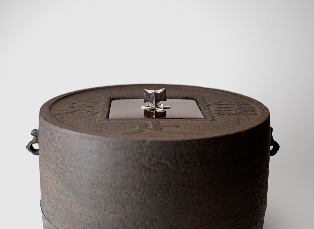 Tea Ceremony Iron Kettle (Chagama), “Tsukubai Kama” Chagama